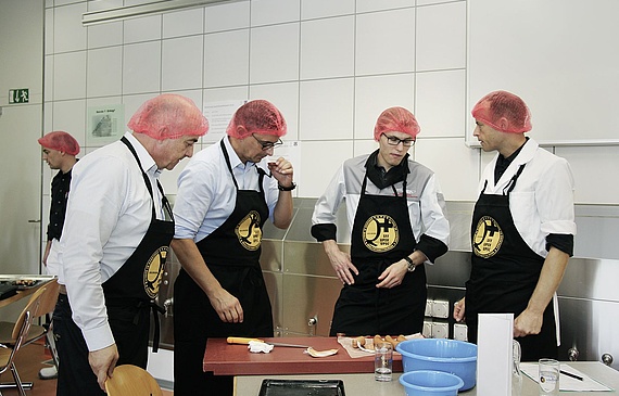 Juroren beim Produkttest. Die Siegerwürste des Wettbewerbs der Fleischwirtschaft werden in Basel gezeigt. (ZVG)