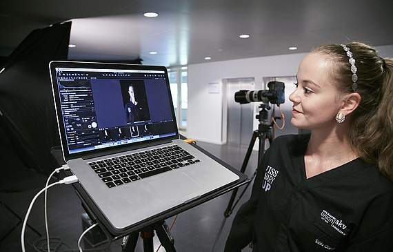 Wie komme ich auf dem Foto rüber? Kandidatin Nathalie Mettraux schaut sich das Ergebnis auf dem Laptop an. (Bild ZVG)