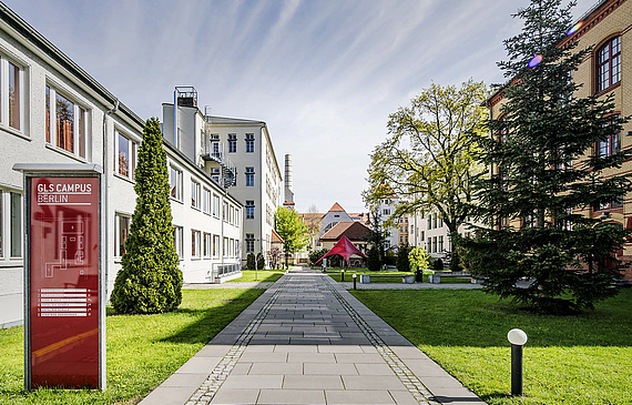 Fondée en 1983 par Barbara Jaeschke, l’école GLS s’est installée il y a une dizaine d’années à Prenzlauer Berg où elle dispose d’un campus de 16’000 m2 comprenant un hôtel, deux restaurants et 50 appartements.