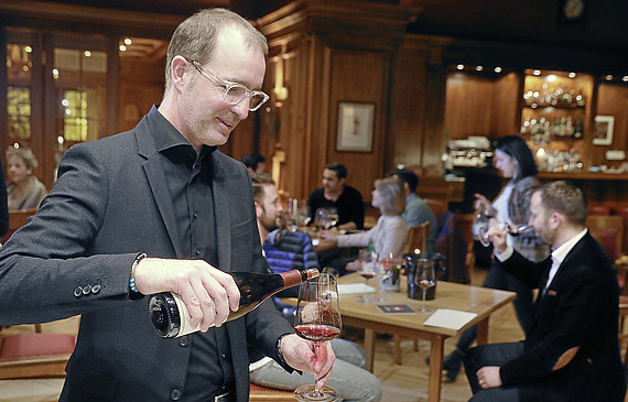 Jan Martel möchte möglichst vielen die Möglichkeit geben, an die eine oder andere rare Flasche Wein zu gelangen. (Bild swiss-image.ch)