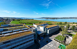 Übersicht des Seedamm Plaza von Oben, im Hintergrund der Zürichsee.