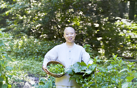 Jeong Kwan dans le jardin de son temple. (Cultural Corps of Korean Buddhism)