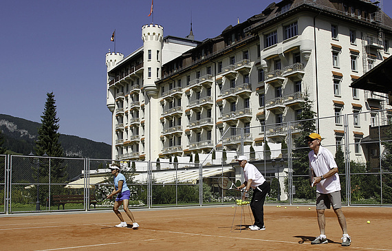 Diesem Tennis-Crack glaubt man jedes Wort: Der 28-fache Grand-Slam-Sieger Roy Emerson unterrichtet höchstpersönlich im Gstaad Palace. (ZVG)