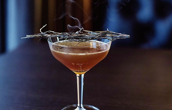 Nicolaides’ «Nameless Cocktail» spielt mit den Elementen: Man schmeckt das Erdige im Patchouli und riecht den Thymian – als würde man den Boden schmecken, auf dem er wächst. (Claudia Link)