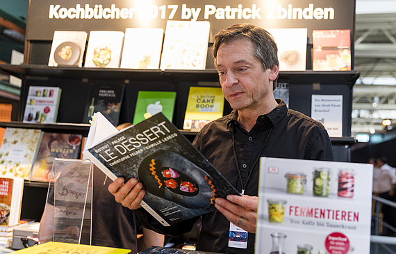 An der Chef Alps betreut Patrick Zbinden den Bücherstand: Über hundert Bücher gingen diesmal über den Ladentisch. (Bild ZVG)