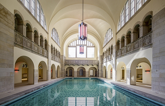 Partie intégrante de l’hôtel Oderberger et du campus GLS à Berlin fréquenté par de nombreux Romands, la piscine des anciens bains publics date de 1902 et vient de rouvrir après cinq ans de travaux.