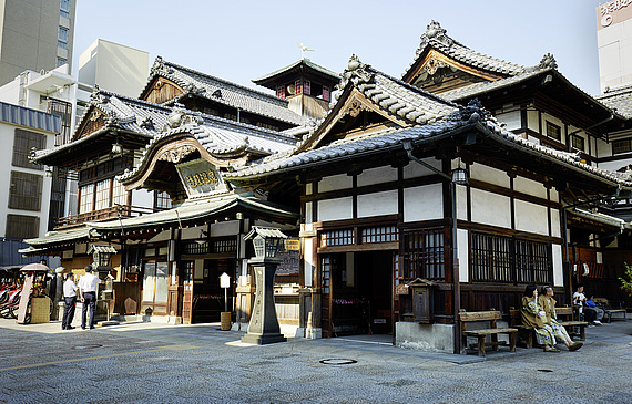 la principale île japonaise, ainsi que par la mise en valeur de son patrimoine dont le château de Matsuyam