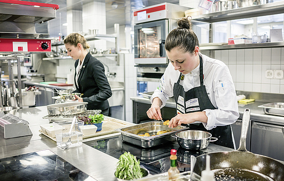 Tatjana Caviezel (l.) und Evelyne Tanner bereiten sich zurzeit intensiv auf die World Skills vor. (Joseph Khakshouri)