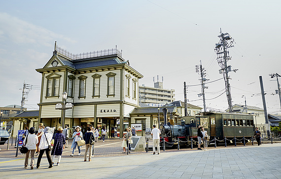 Située sur Shikoku, la plus petite des quatres grandes îles japonaies, la préfecture d’Ehime est au cœur du roman «Botchan» de Natsume Soseki (1906), auquel rend hommage le train touristique qui porte son nom à Matsuyama. jnto