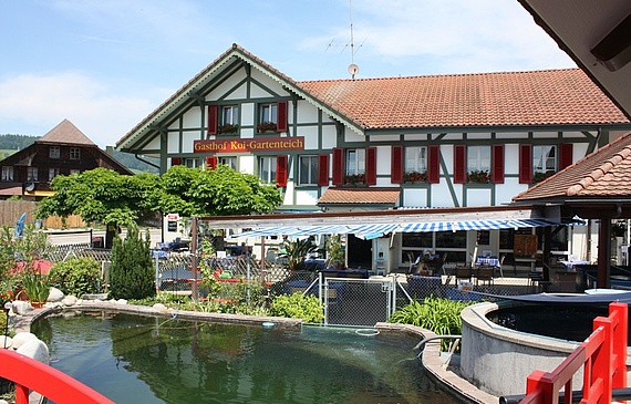 Unique en Suisse, le restaurant Koi-Gartenteich à Häusernmoos propose une cuisine traditionnelle tout en vendant des carpes koï. (DR)