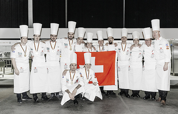 L’Équipe nationale suisse des cuisiniers au grand complet. Debout, de gauche à droite: Ale Mordasini, Mario Garcia, David Lanz, Yanick Mumenthaler, Marcel Schori, Denise Minnig, Thomas Mair, Daniel Schmidlin (coach), Stephan Stemminger, Cindy Gammenth