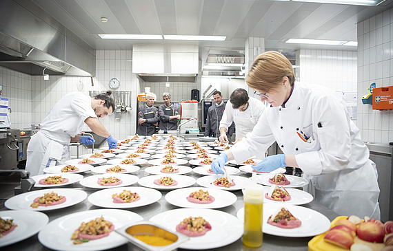 Ein Team im Finalkochen der Swiss SVG-Trophy