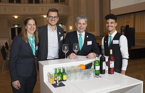 Roman Helfer, nouveau secrétaire général de la spr (au centre), ici avec sa collègue Leila Mrak et Christoph Muggli, président de la spr, lors du dernier Forum de la restauration.