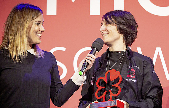  Stéphanie Décotterd (à dr.) a reçu le 5 février dernier le tout premier Prix Michelin de l’accueil et du service. (DR)