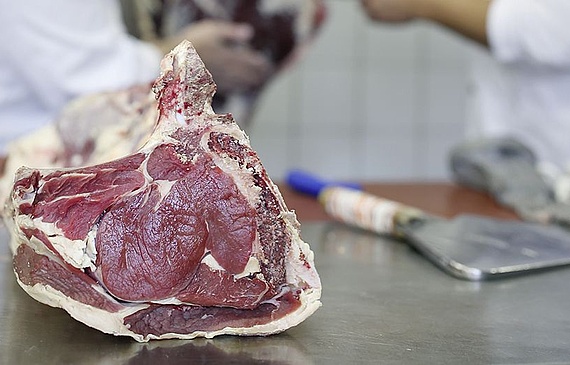 Solche grossen «Dry Aged»-Stücke hängen im Reifeschrank mitten im Restaurant Parkhuus. (ZVG)