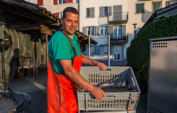 Bei Morgengrauen gefischt, wenig später bereits ausgeliefert: frischer Fisch von Andreas Braschler. (Axel b. Bott)