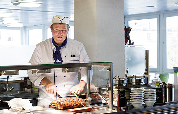 Bernhard Schachtner présente fièrement sa spécialité bavaroise: une poitrine de porc farcie. Le chef de cuisine en personne sert au restaurant. (DR) 