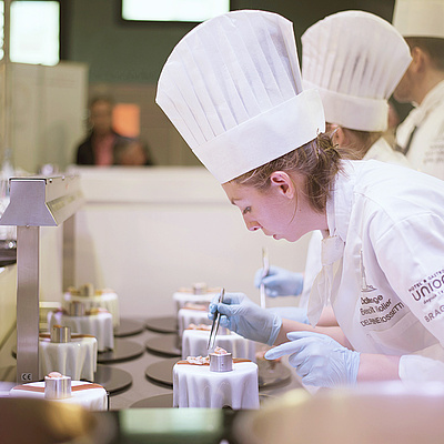 5 Delphine Rossetti (cuisinière CFC) apporte les dernières retouches à l’entrée.