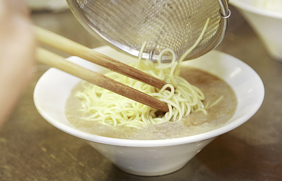 Les ramen se déclinent de multiples manières et se dégustent selon la technique du «tsuru-tsuru».jnto