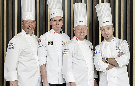 Le finaliste suisse Filipe Fonseca Pinheiro (à dr.) avec son commis Nicolas Marijanović (2e de la g.), son coach Jean-Michel Martin (à g.) et le président du jury suisse Armin Fuchs (3e de la g.)le fotographe