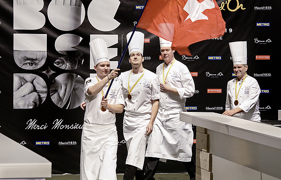 A Lyon, Mario Garcia (2e de la g.), son commis Martin Amstutz (1er), son coach Rasmus Sprinbrunn (3e) et le membre du jury international Dario Ranza (4e) ont porté haut les couleurs de la Suisse. (Académie Suisse du Bocuse d’Or) 