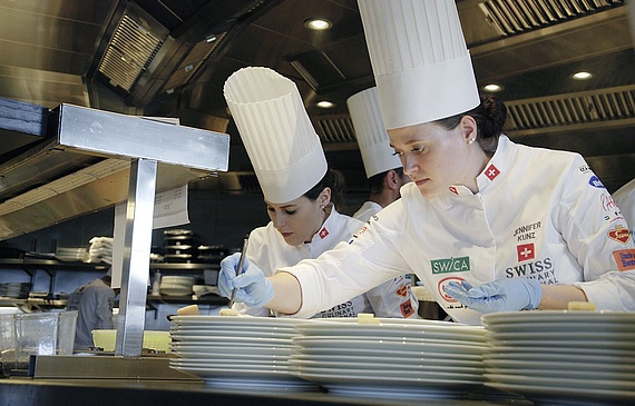 Stefanie Siegenthaler und Jennifer Kunz beim Anrichten der Vorspeise. (Bilder ZVG)