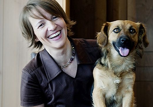 Die Hoteldirektorin Meike Bambach mit ihrem Hund. (ZVG)