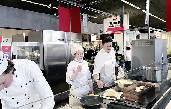 Vorbild für Lernende: Trotz Bocuse d’Or-Vorbereitung engagierte sich Mario Garcia als Jury-Präsident und stand auch selbst am Herd. (ZVG)