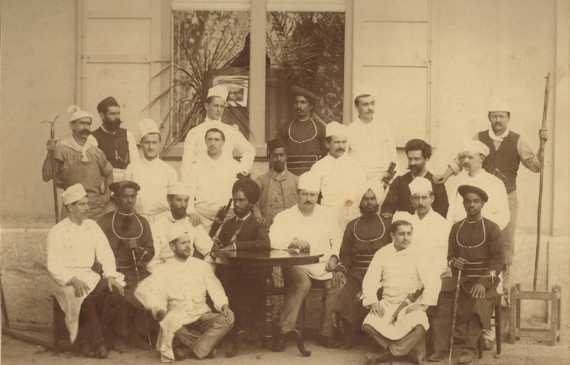 Wollte ein Schweizer Hotel Gäste aus Grossbritannien und den USA, musste es Köche aus den Kolonialländern, vorwiegend aus Indien, beschäftigen. Diese kochten, in Turban und exotische Uniform gekleidet, direkt vor dem Gast. (Bild Hotelarchiv)