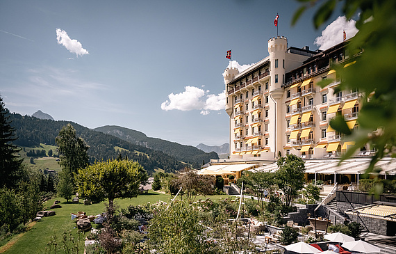 Aussenansicht des Hotel Gstaad Palace im Sommer.