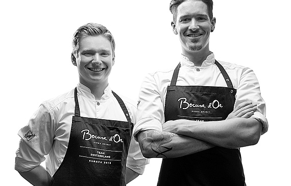 Mario Garcia (à dr.) et son commis Martin Amstutz entreront en lice le mercredi 30 janvier dans l’arène survoltée du Bocuse d’Or à Lyon. (DR)