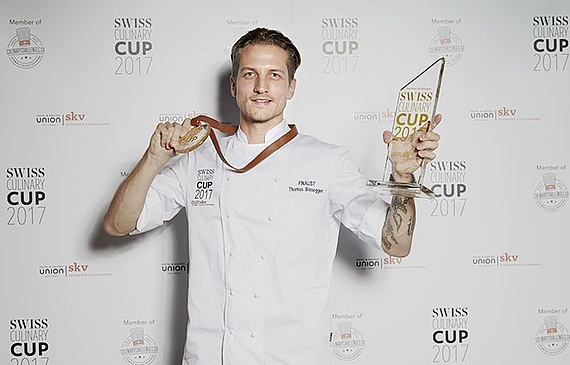 Thomas Bissegger mit der verdienten Trophäe in der Hand. (Christoph Läser)