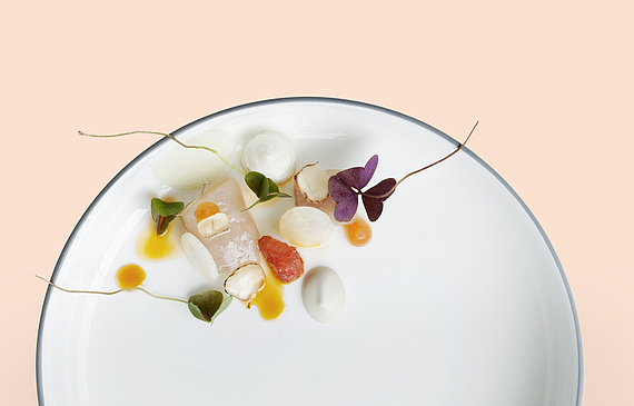 Truite du lac de Walenstadt, chou-rave et pamplemousse: l’un des plats signature d’Andreas Caminada qui a cuisiné le temps d’une soirée aux côtés d’Anne-Sophie Pic au Beau-Rivage Palace. (Schloss Schauenstein) 