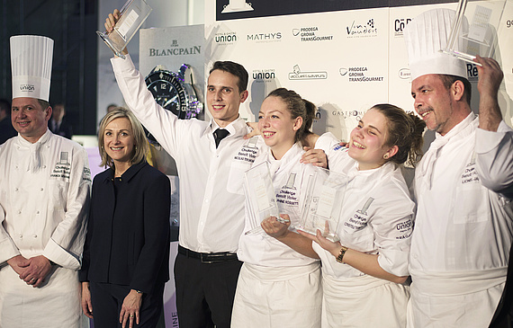 Les gagnants – Nicolas Terlinchamp, Delphine Rossetti et Cristelle Teinturier – en compagnie de Franck Giovannini (à g.), Brigitte Violier (2e de la g.) et leur coach Lionel Jan (à dr.). Images METROZ-C