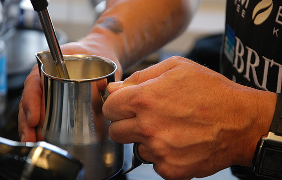 Auf der ersten Kaffeereise ging es nicht nur um das Produkt Kaffee, sondern auch um dessen perfekte Zubereitung. (Bild ZVG)