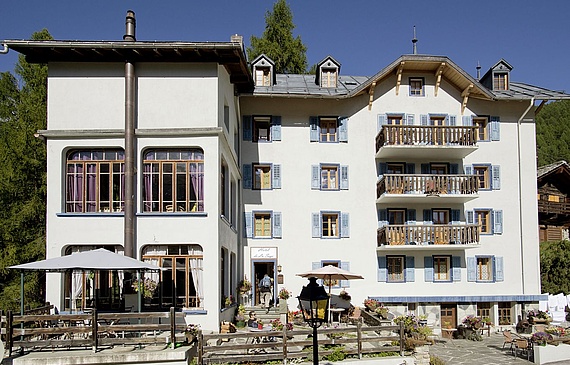 Situé dans le Val d’Hérens, l’établissement jouxte le torrent de La Sage et fait face aux Dents du Veysibi. (Hôtel de La Sage)