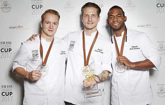 Thomas Bissegger (au centre) après la remise des prix, ici en compagnie des médaillés d’argent et de bronze, Henrik Hertel (à g.) et David Richards (à dr.). (Photos Christoph Läser)