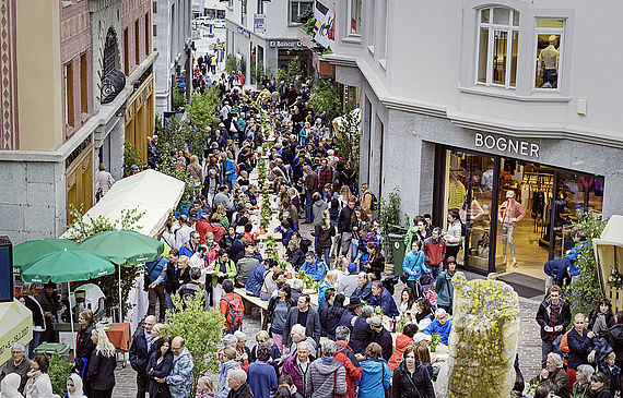 Neu speisen die Gäste an drei Tagen am 400 Meter langen Arventisch. (Bild ZVG)