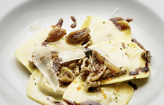 Ab August zu haben: Ravioli mit roten Zwiebeln, Feigen, Pecorino. (Bild Claudia Link)