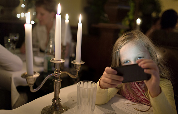 Essen, nicht spielen: Tischmanieren werden hie und da über Bord geworfen, damit die Eltern ungestört speisen können. (ZVG)