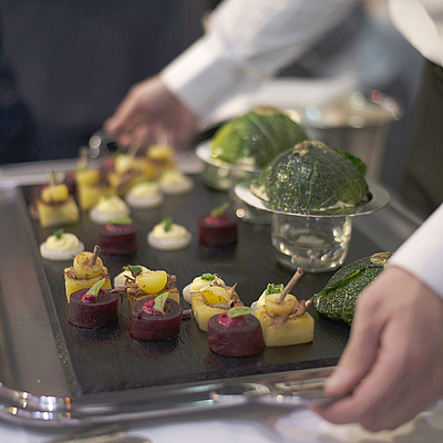 6 Toutes les équipes ont dû préparer un assortiment d’amuse-bouche en plus de l’entrée, du plat et du dessert. 