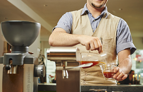 Benjamin Hohlmann inmitten seiner Maschinen: «Kaffee fasziniert mich in all seinen Facetten – von der Bohne bis zum trinkfertigen Produkt.». (Bild ZVG)