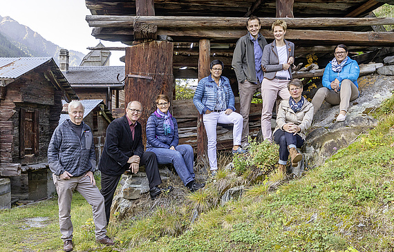 Die Lötschentaler (v. l.): Erwin Bellwald, Lukas Kalbermatten, Charlotte Kalbermatten-Ritler, Marie-Madlen Rieder-Hasler, Laurent Hubert, Esther Bellwald-Hubert, Helene Bellwald-Grob, Brigitte Lehner-Hasler. (ZVG) 