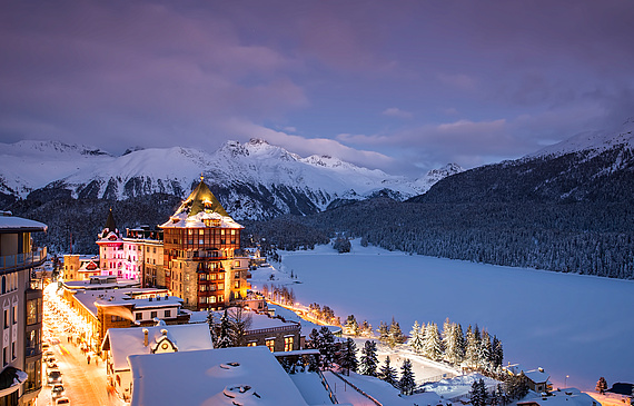 Das Badrutt's Palace Hotel an einem Winterabend. (ZVG)